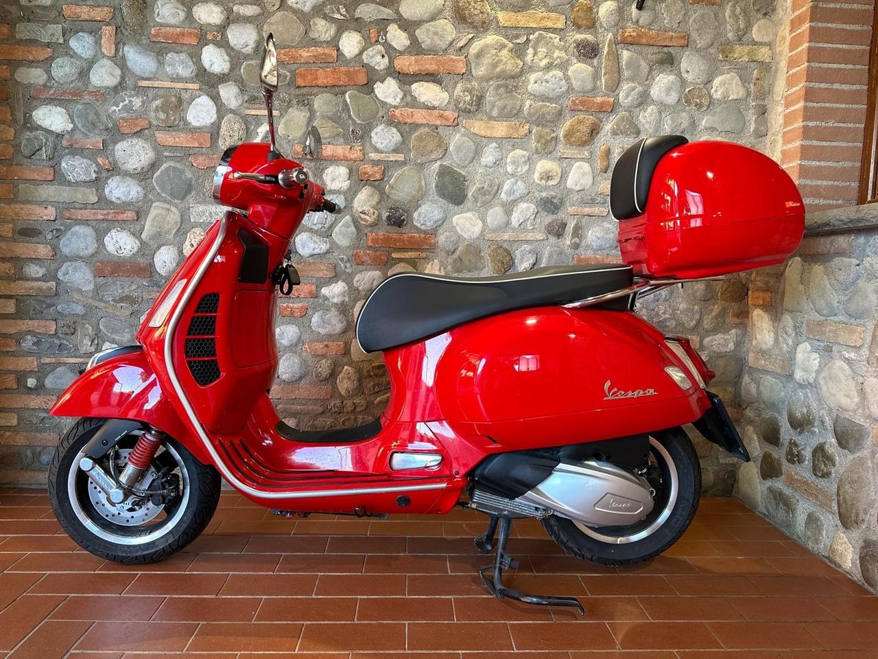 Piaggio Vespa 300 GTS hpe Vespa GTS 300 hpe