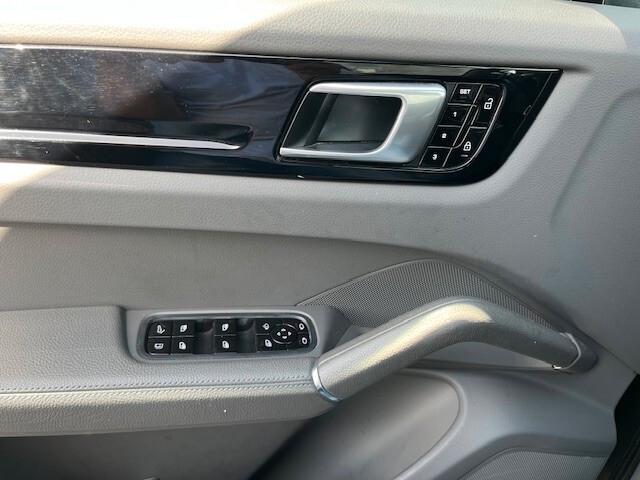 Porsche Cayenne 3.0 V6 E-Hybrid Approved