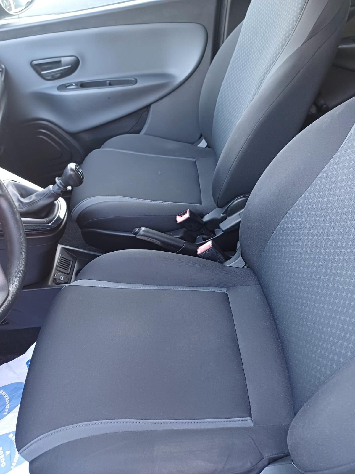 Lancia Ypsilon 1.2 69 CV 5 porte Silver