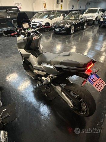 Honda X-ADV 750 con SCARICO