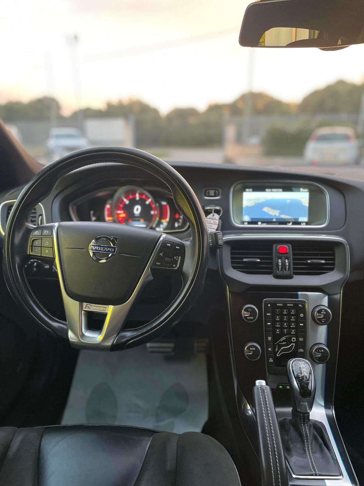 Volvo V40 D3 Geartronic R-design Momentum