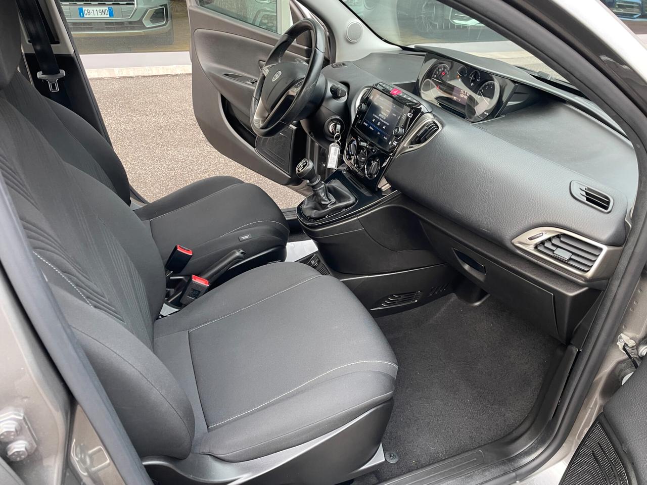 Lancia Ypsilon 1.0 FireFly 70cv 5 porte Hybrid Gold