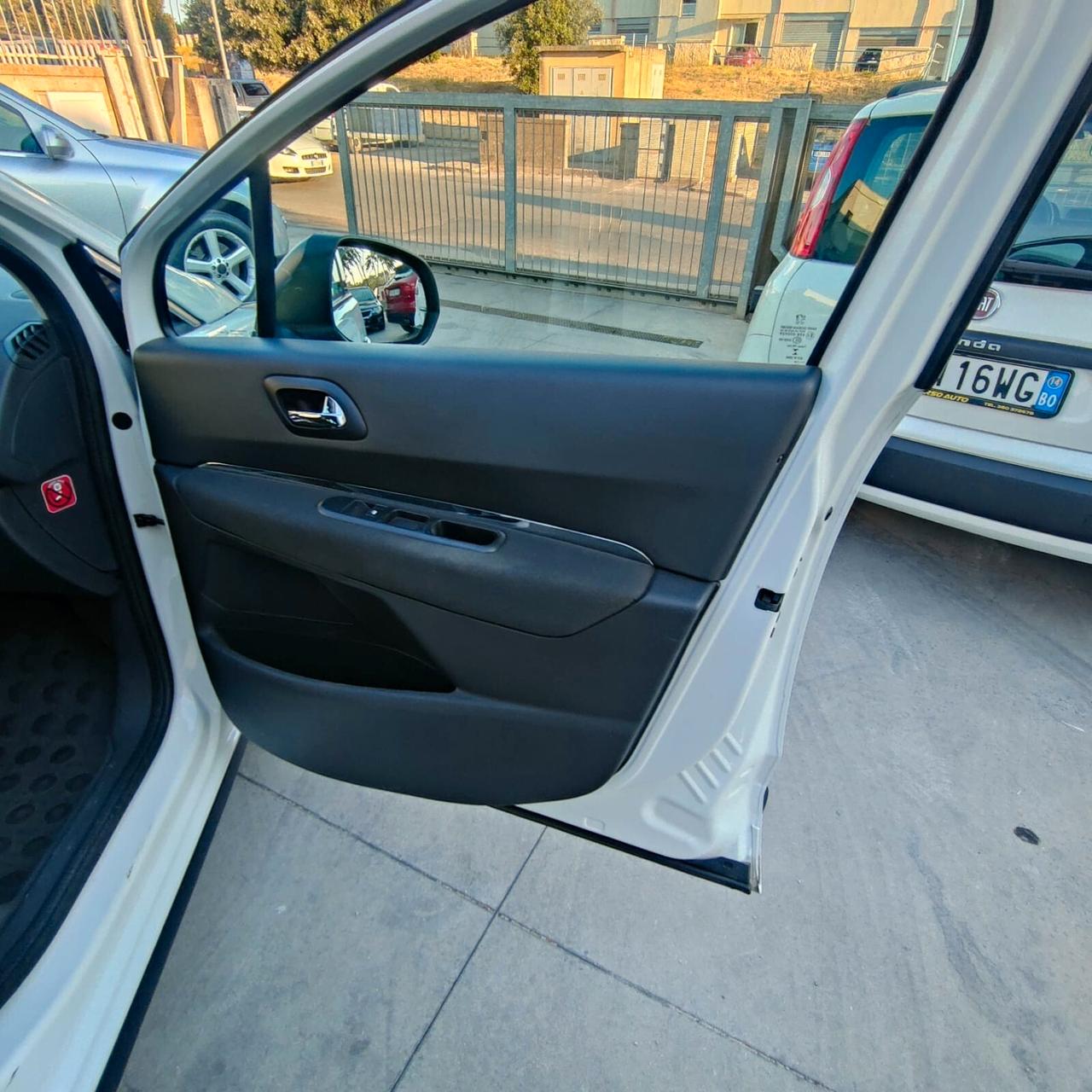 Peugeot 3008 1.6 HDi 115CV Business