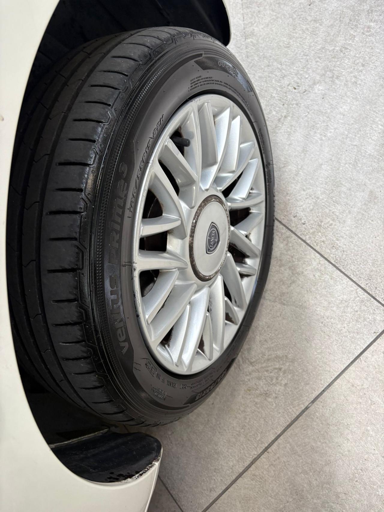 Lancia Ypsilon 0.9 TwinAir 85 CV 5 porte Metano Ecochic Silver