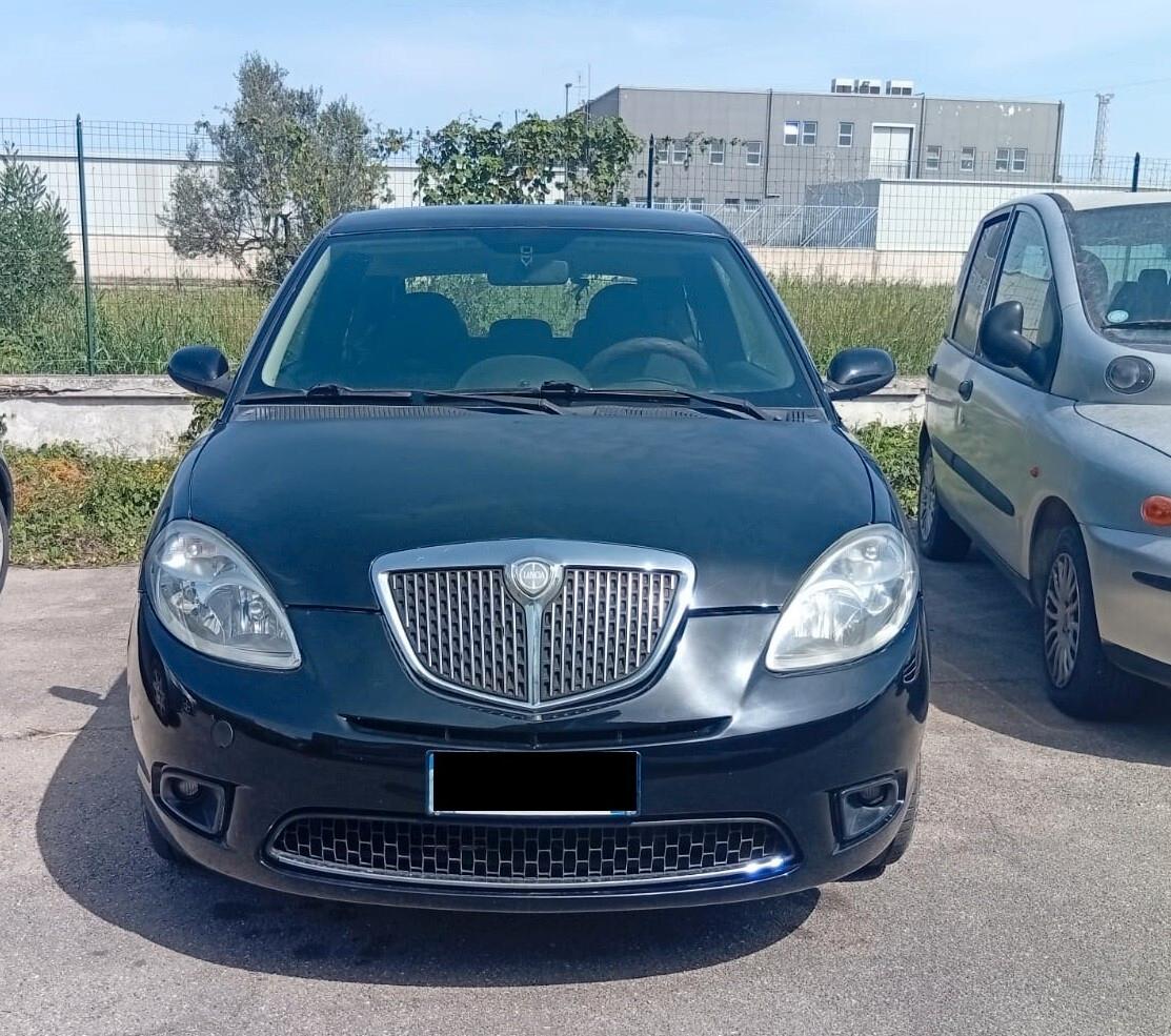 Lancia Ypsilon 1.3 MJT 75 CV Versus