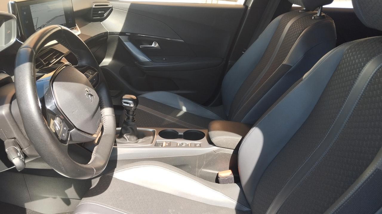 PEUGEOT 2008 1.2 BENZ-NAVI-2020