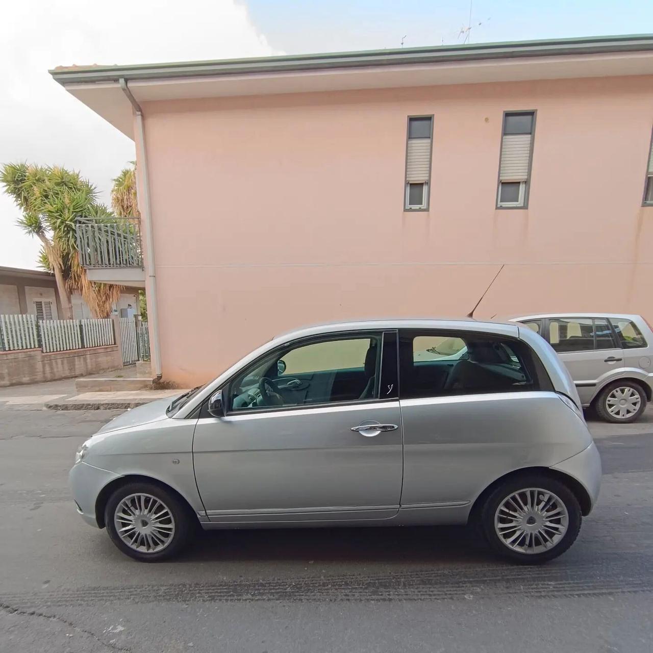 Lancia Ypsilon 1.2 69 CV Unyca