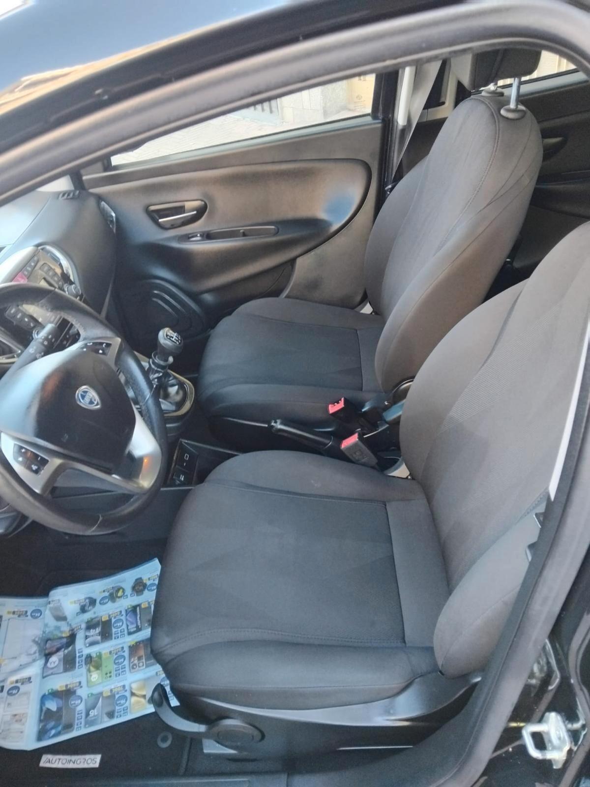 Lancia Ypsilon 1.0 FireFly 5 porte S&S Hybrid Ecochic Silver