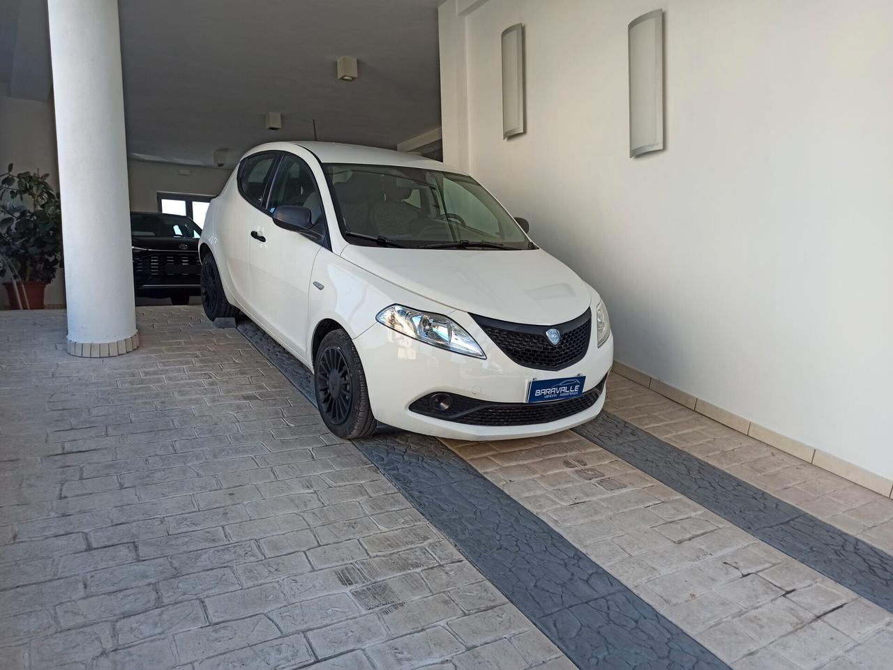 Lancia Ypsilon 1.0 FireFly 5 porte S&S Hybrid Ecochic Silver