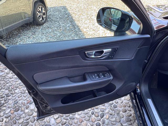 VOLVO XC60 B4 (d) AWD automatico Plus Dark