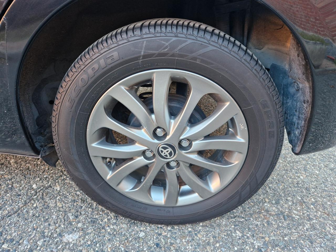 Toyota Yaris 1.0 70CV "70.700 km" Bluetooth, Telecamera, Fendi