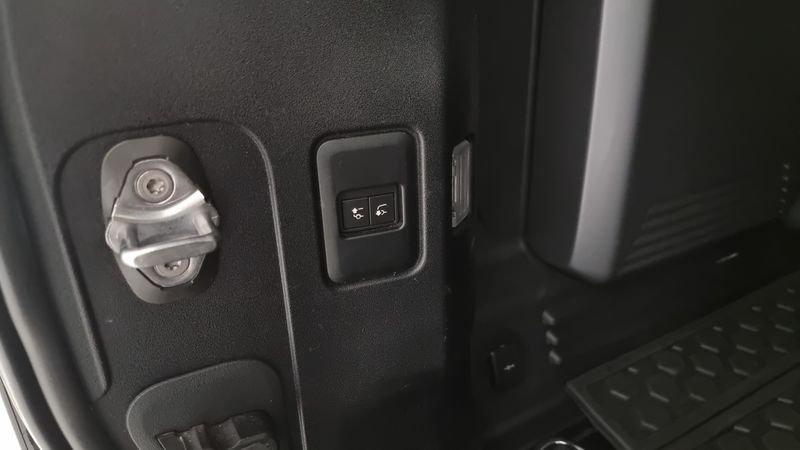 Land Rover Defender 110 3.0D I6 200 CV AWD Auto SE Autocarro N1