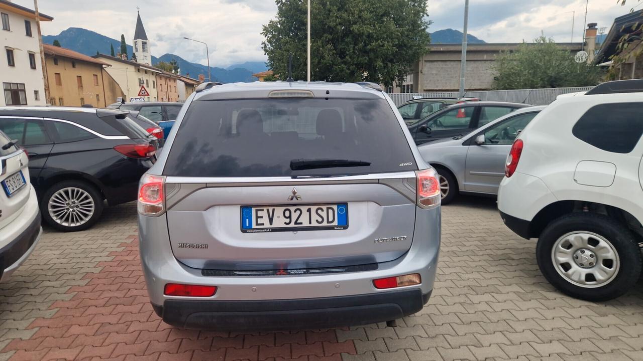 Mitsubishi Outlander 2.2 DI-D 4x4 full automatico