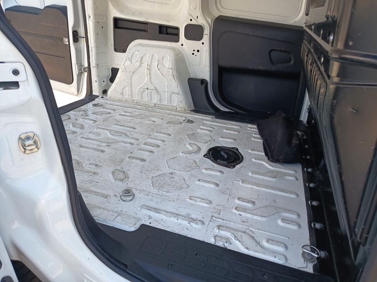 Fiat Doblo 1,6 diesel anno 2022 km 57,000.