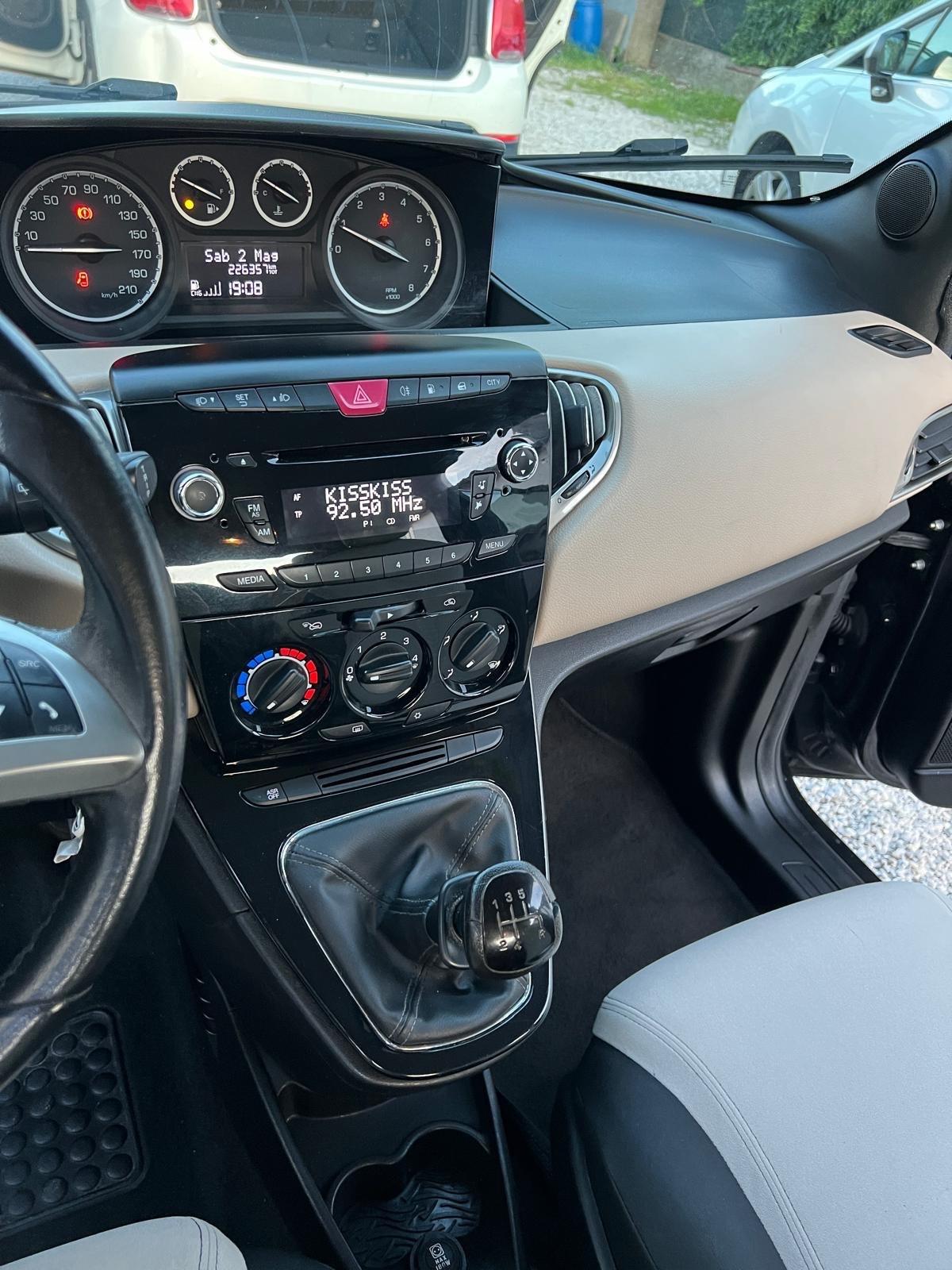 Lancia Ypsilon 0.9 TwinAir 85 CV 5 porte Metano Ecochic Elle