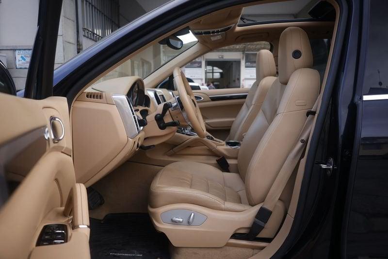Porsche Cayenne Porsche Cayenne 3.0 tiptronic 184KW ANNO 2016