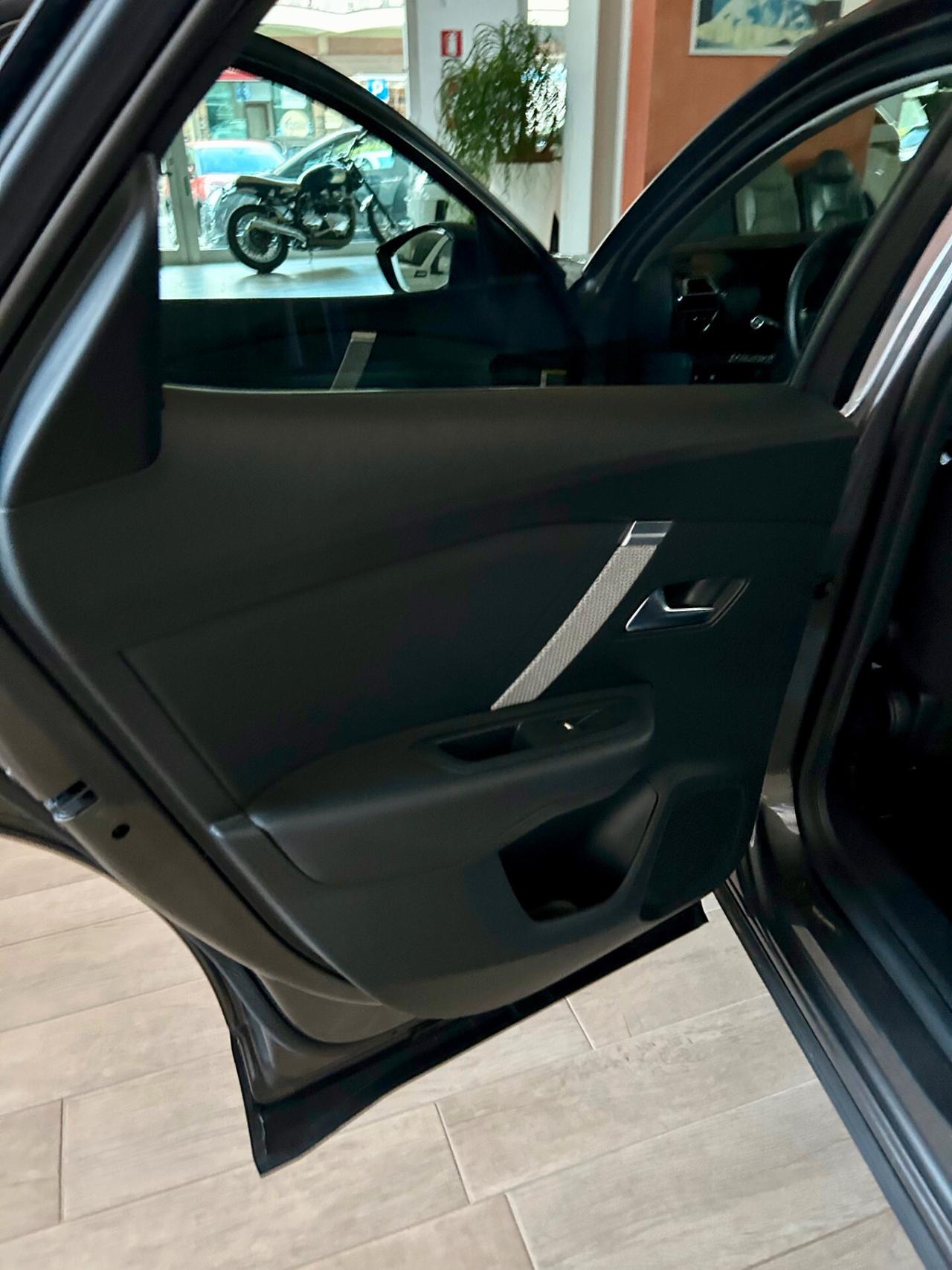 Citroen C4 PureTech 130 S&S EAT8 Shine PACK