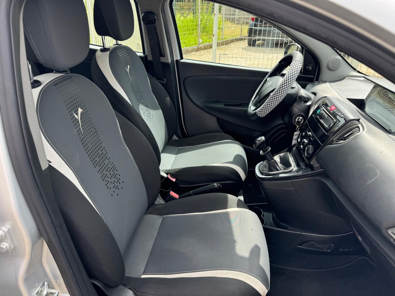 Lancia Ypsilon 1.2 69 CV 5 porte Elle NEOPATENTATI
