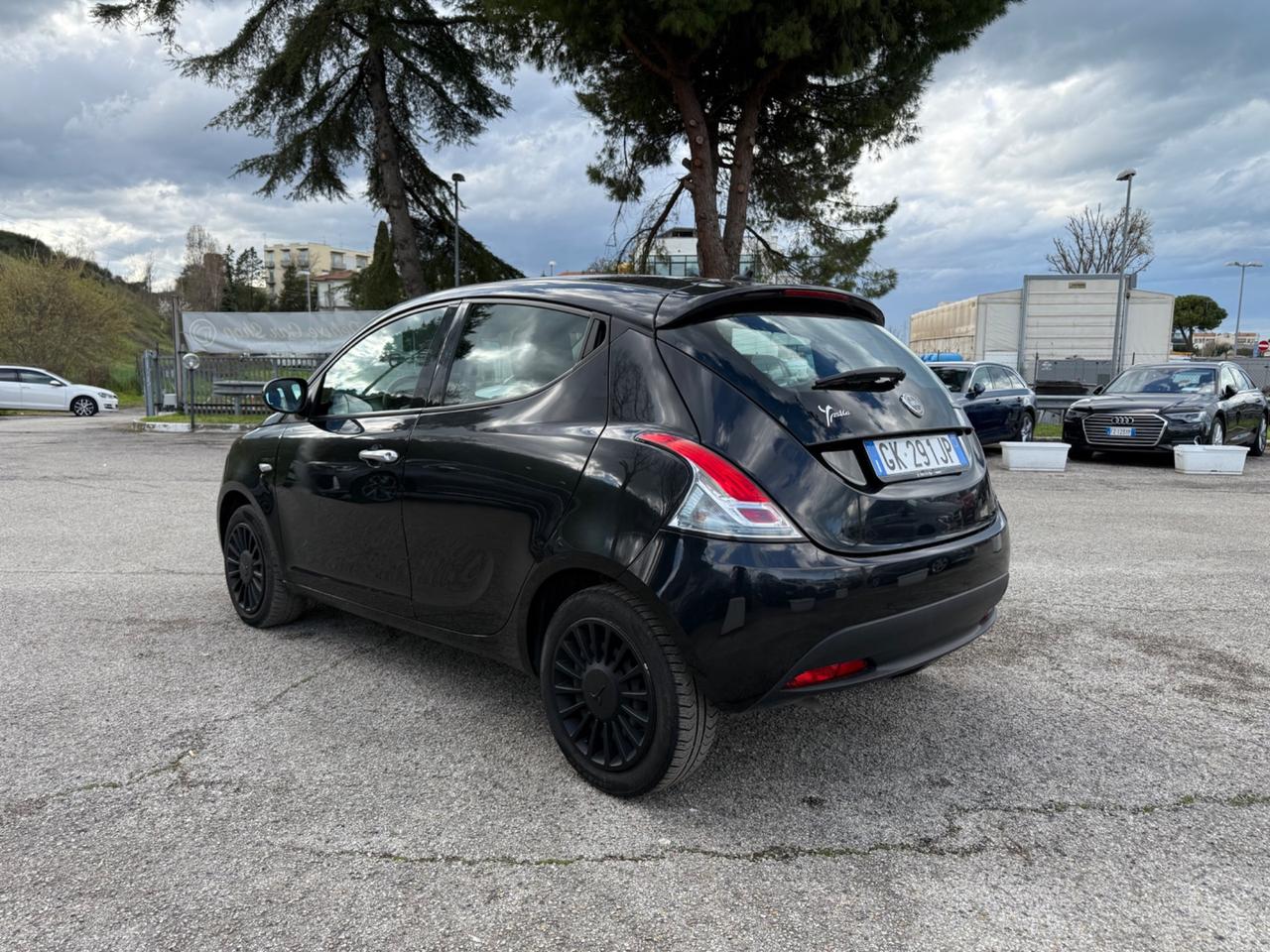 Lancia Ypsilon 1.0 FireFly 5 porte S&S Hybrid Ecochic Silver