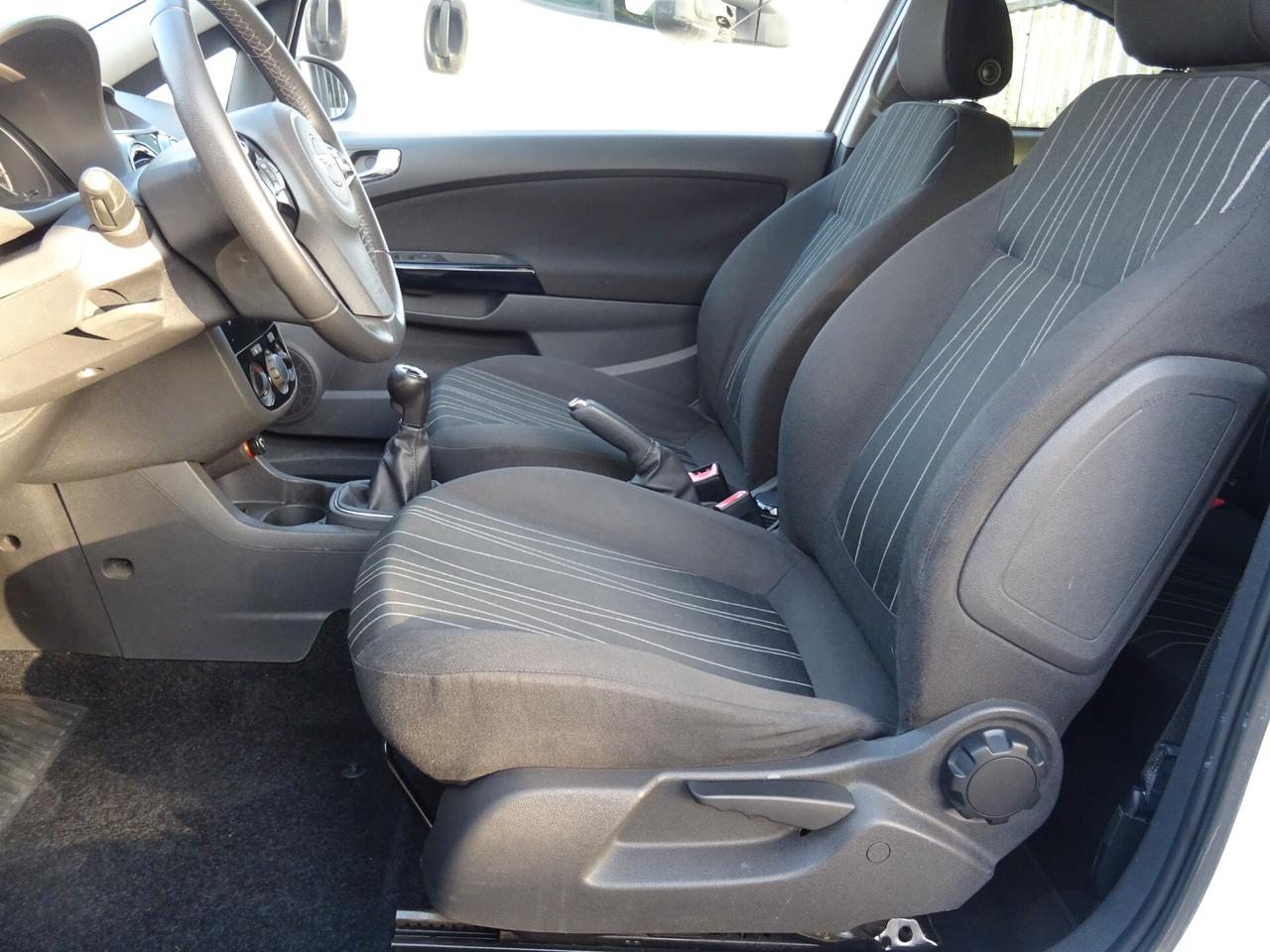 Opel Corsa 1.2 3 porte Club OK NEOPATENTATI