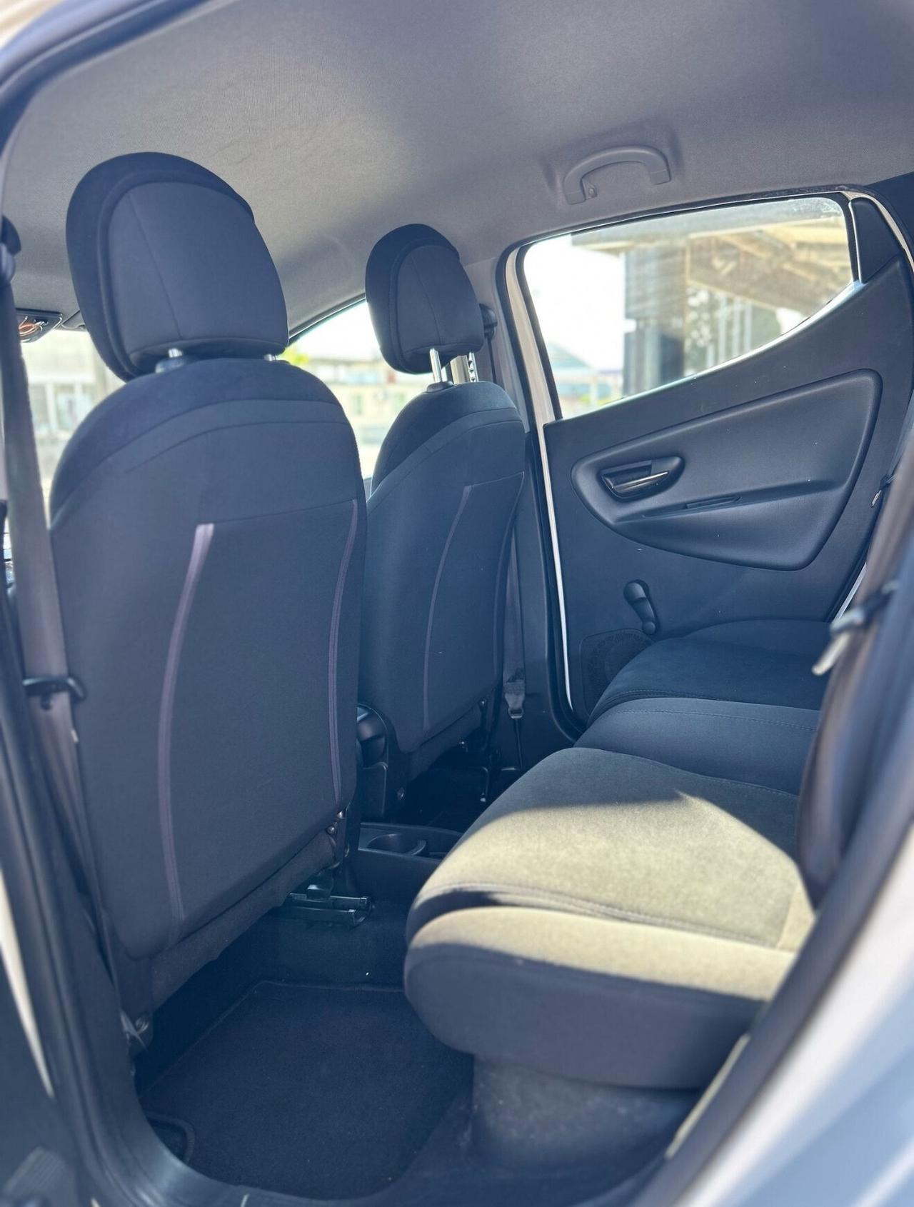 Lancia Ypsilon 0.9 TwinAir 85 CV 5 porte Metano Ecochic Silver
