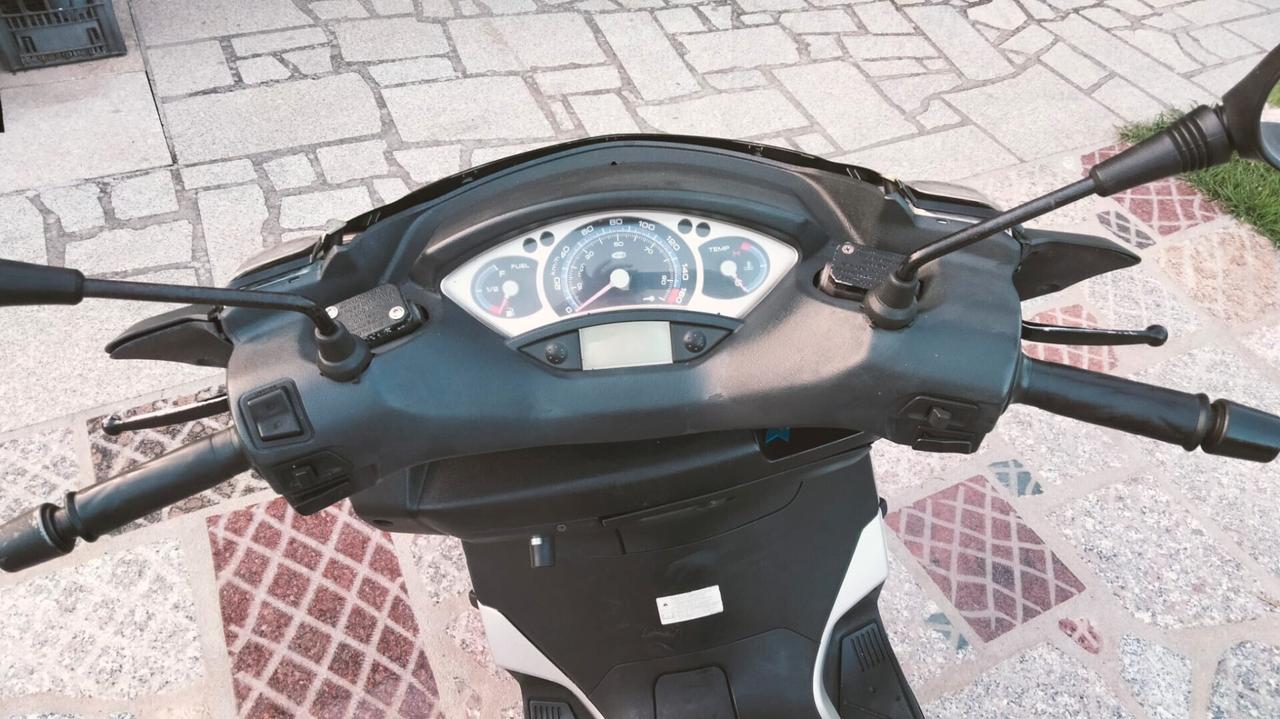 Yamaha X-Max 250