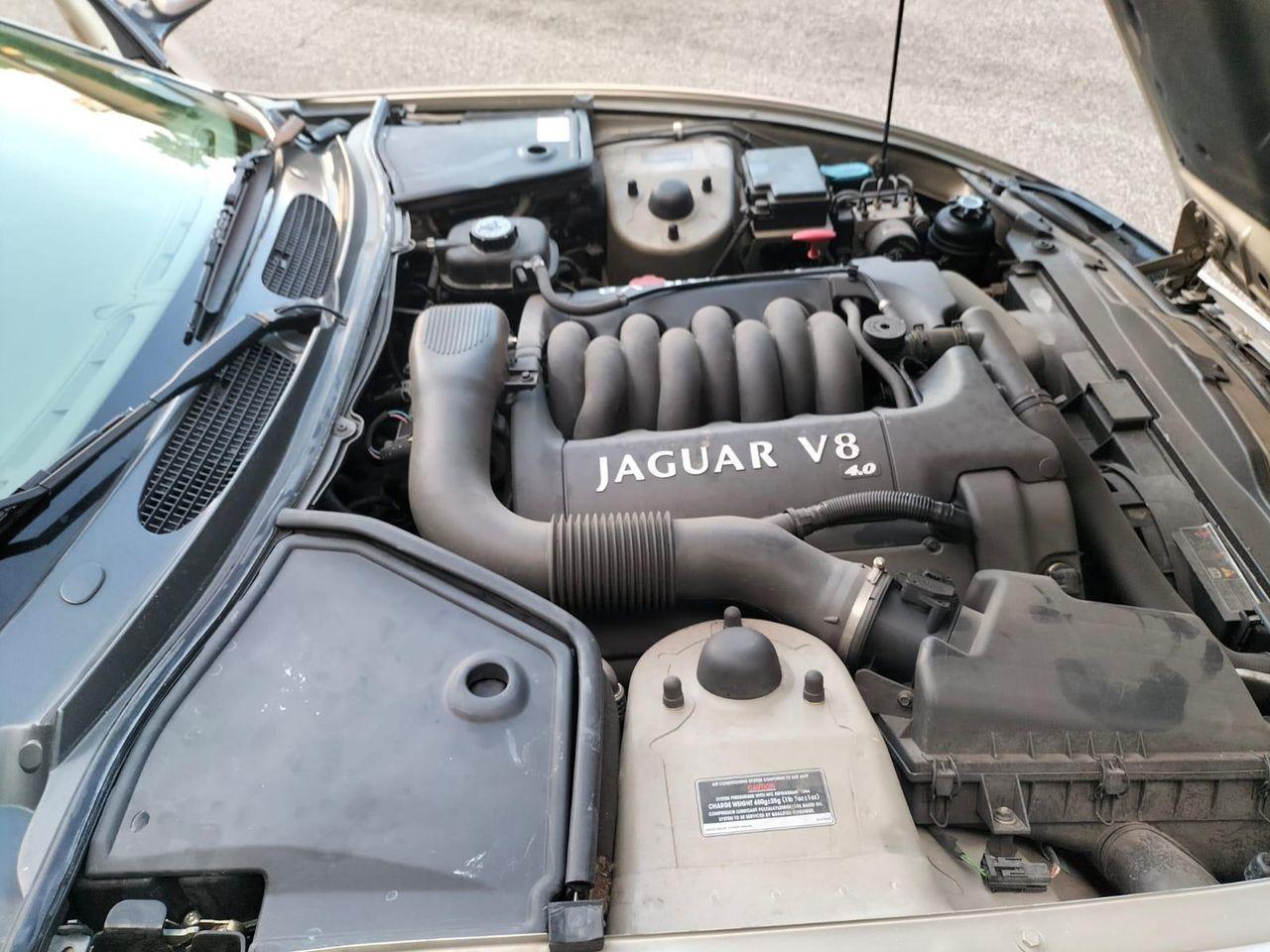 JAGUAR XK8 4.0 Coupé V8 - Pari al nuovo