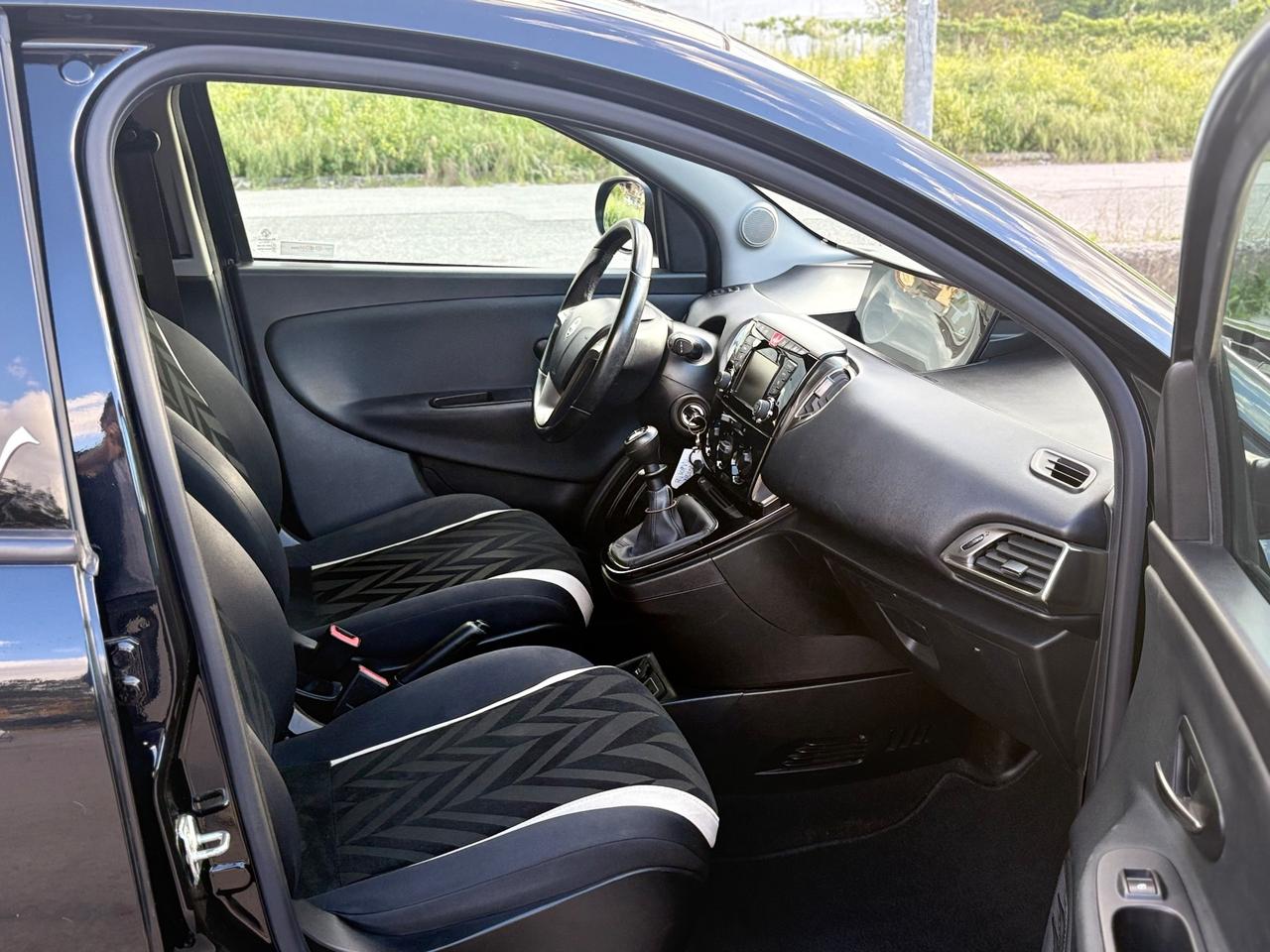 Lancia Ypsilon 1.2 69 CV 5P Gold UCONNECT Blue&Me