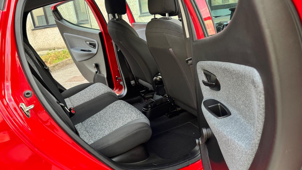 Lancia Ypsilon 1.0 FireFly 5 porte S&S Hybrid Ecochic Silver