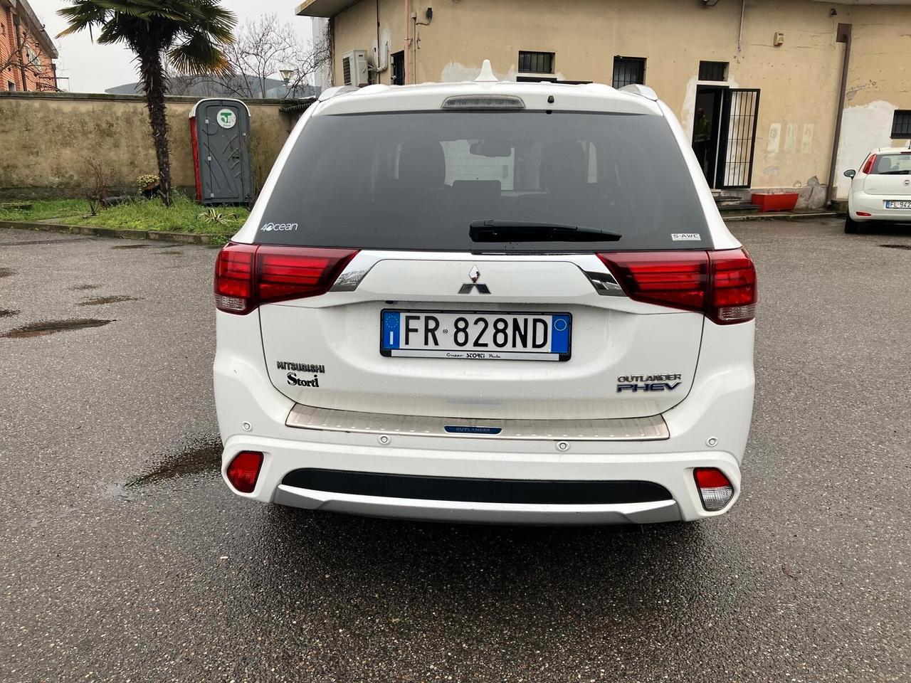 Mitsubishi Outlander 2.0 MIVEC 4WD PHEV Instyle Diamond