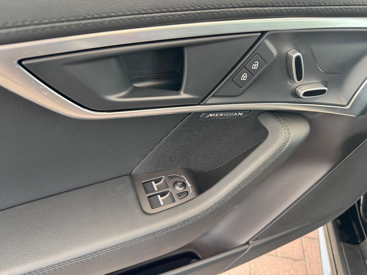 Jaguar F-Pace R-Dynamic Black 2.0 P 300