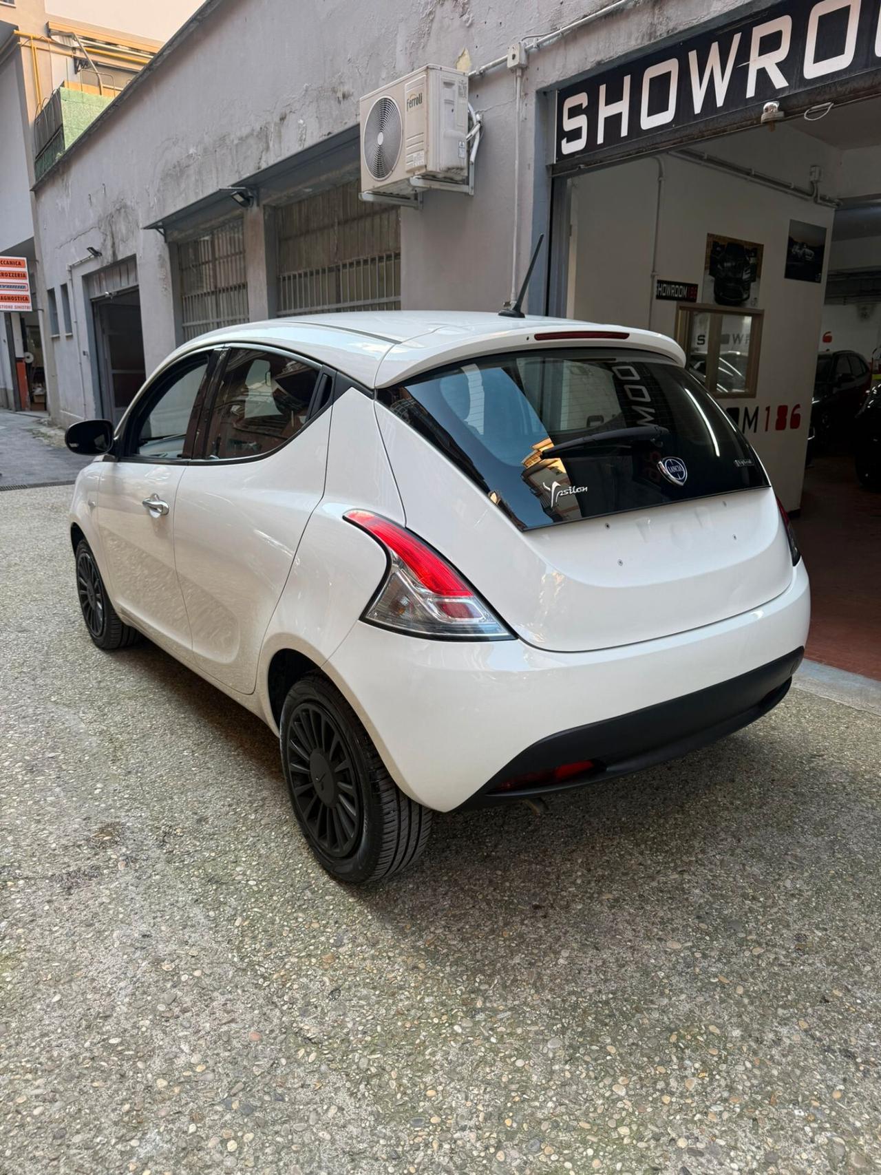 Lancia Ypsilon 1.0 FireFly 5 porte S&S Hybrid Ecochic Silver