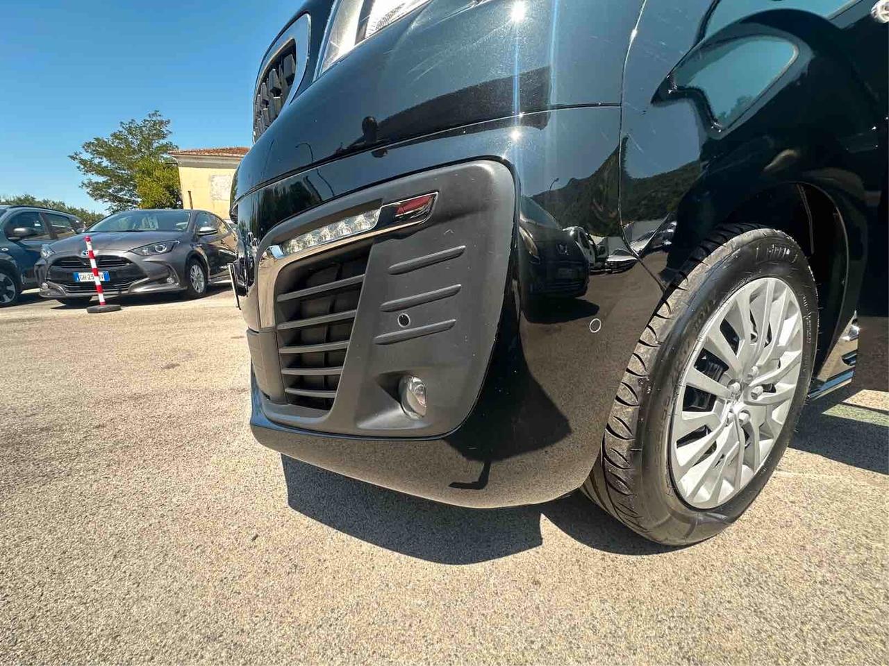 Peugeot Traveller BlueHDi 140 S&S EAT8 Standard Business