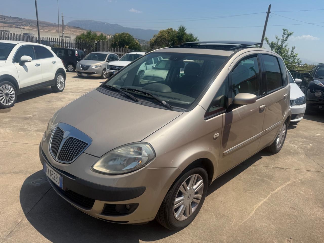 Lancia Ypsilon 1.4 16V Platino