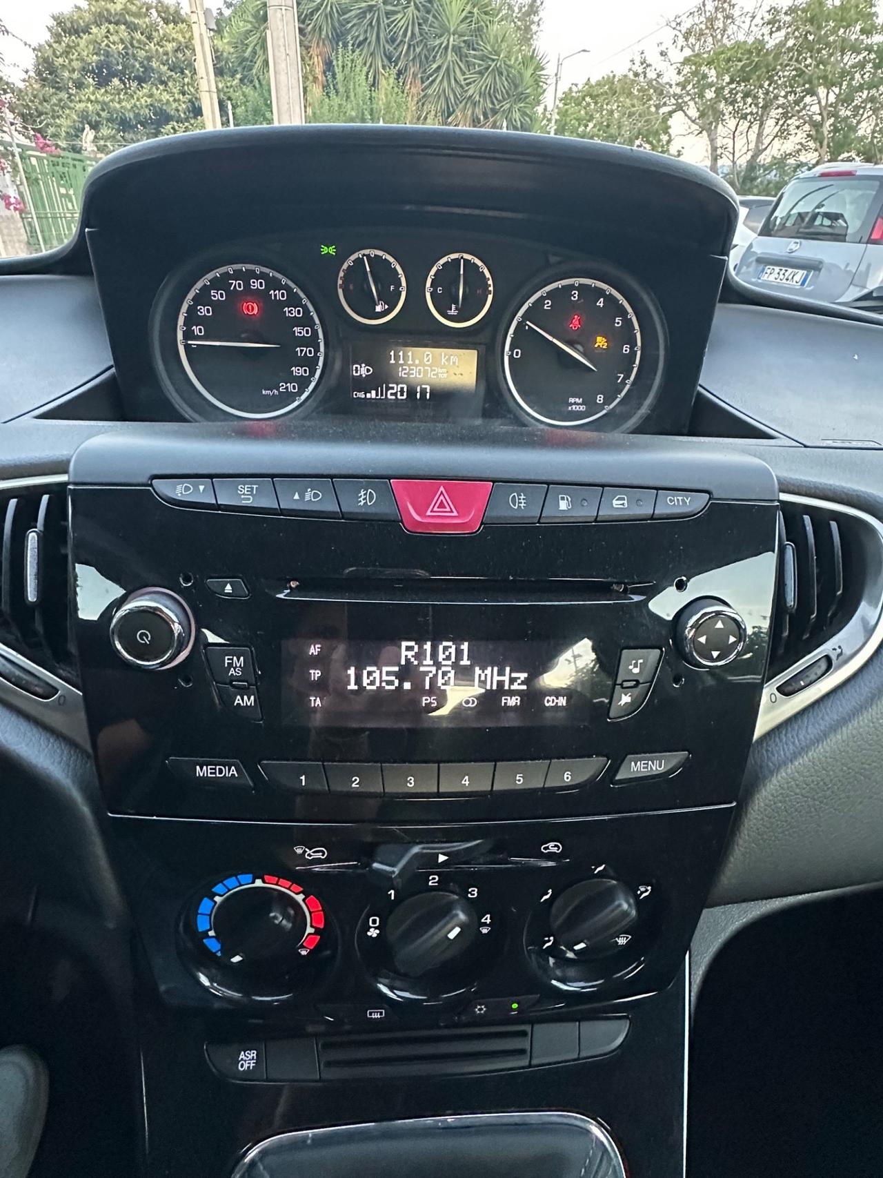 Lancia Ypsilon 0.9 TwinAir 85 CV 5 porte Metano Ecochic Elle