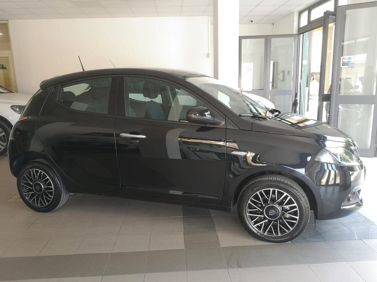 Lancia Ypsilon 1.0FireFly 70CV 5p Hyb Platino 2024