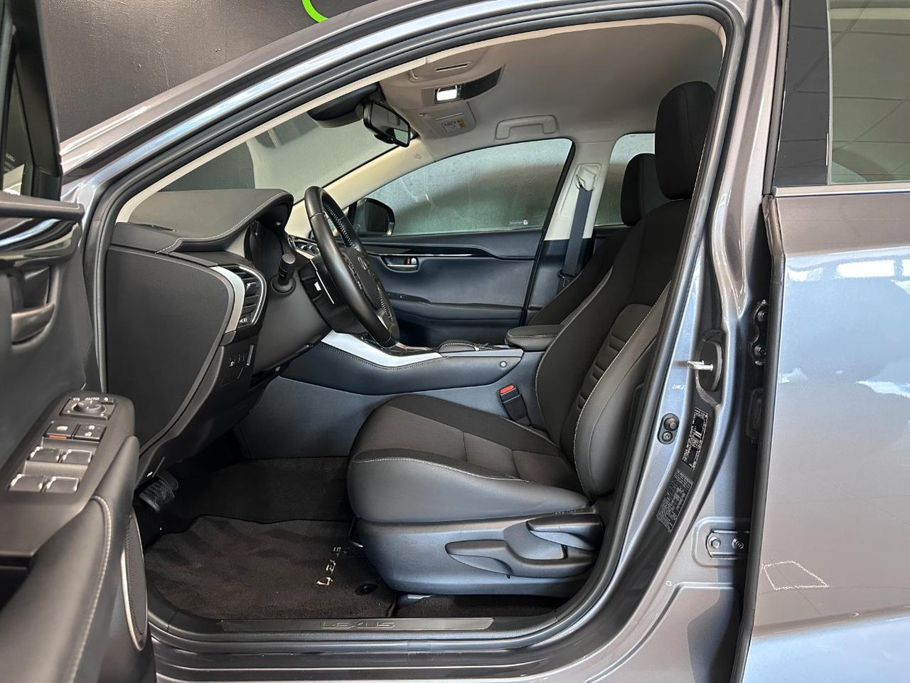Lexus NX 300h 2.5 Business 2wd cvt