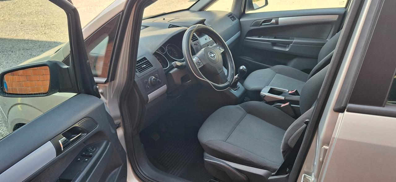 MONOVOLUME 7 POSTI 1.6 CON DOPPIA ALIMENTAZIONE