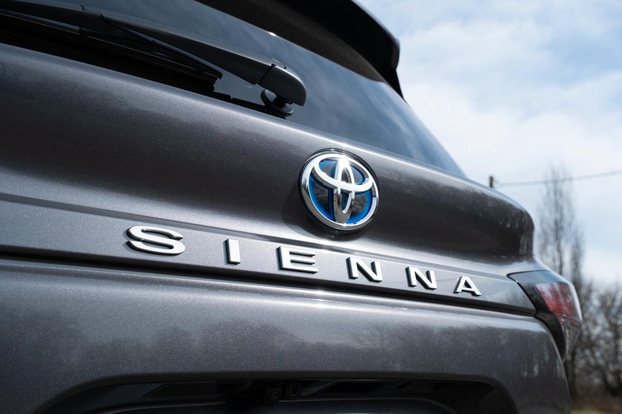 Toyota Sienna Limited Platinum Hybrid AWD