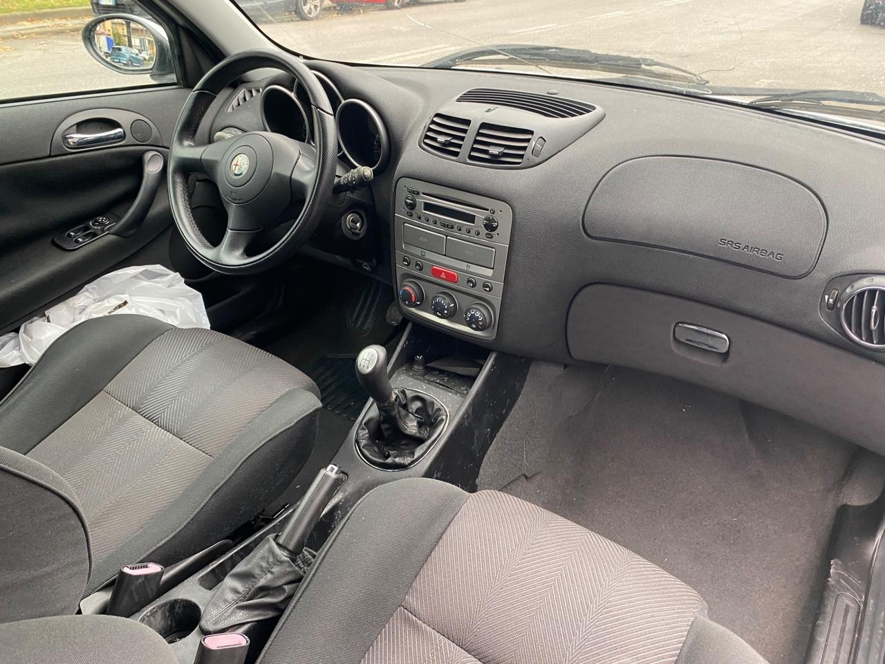 Alfa Romeo 147 1.6i 16V Twin Spark cat 3p. Distinctive