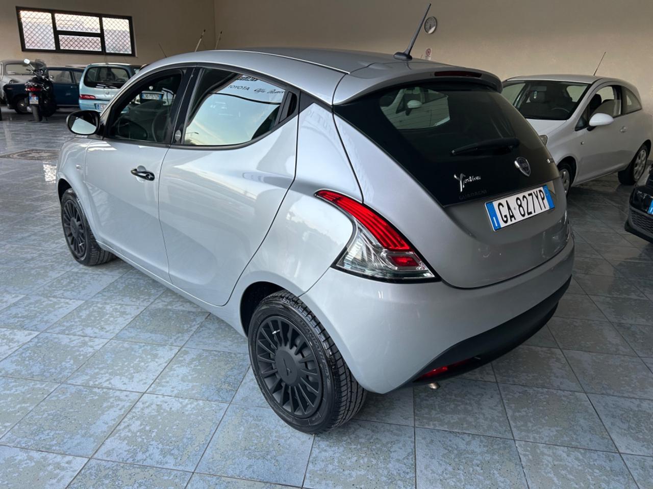 Lancia Ypsilon 1.0 FireFly 5 porte S&S Hybrid Ecochic Silver