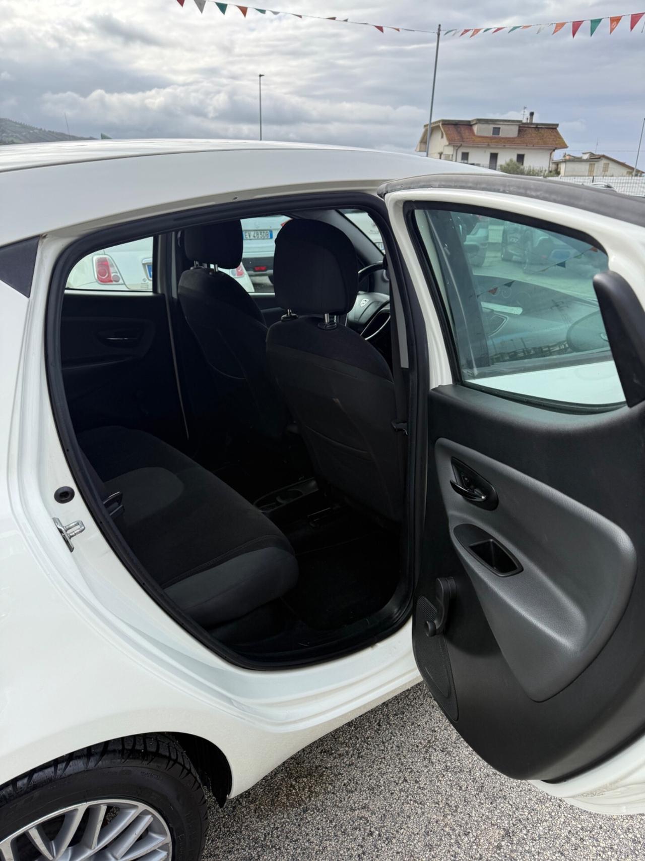Lancia Ypsilon 1.3 MJT 75 CV Unyca