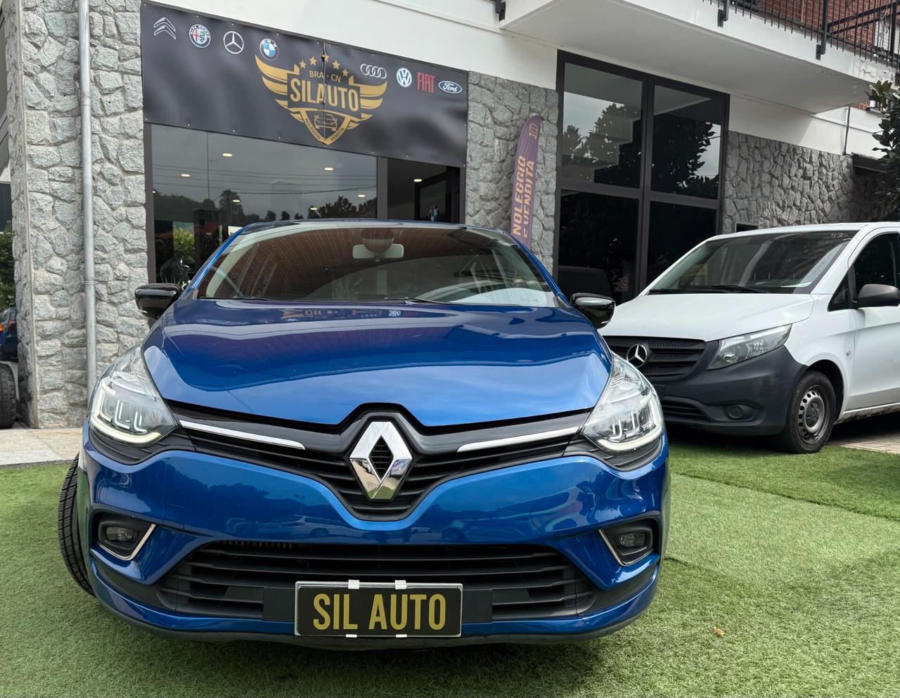 Renault Clio 90 CV 5 porte Moschino Intens /OK NEOPATENTATI