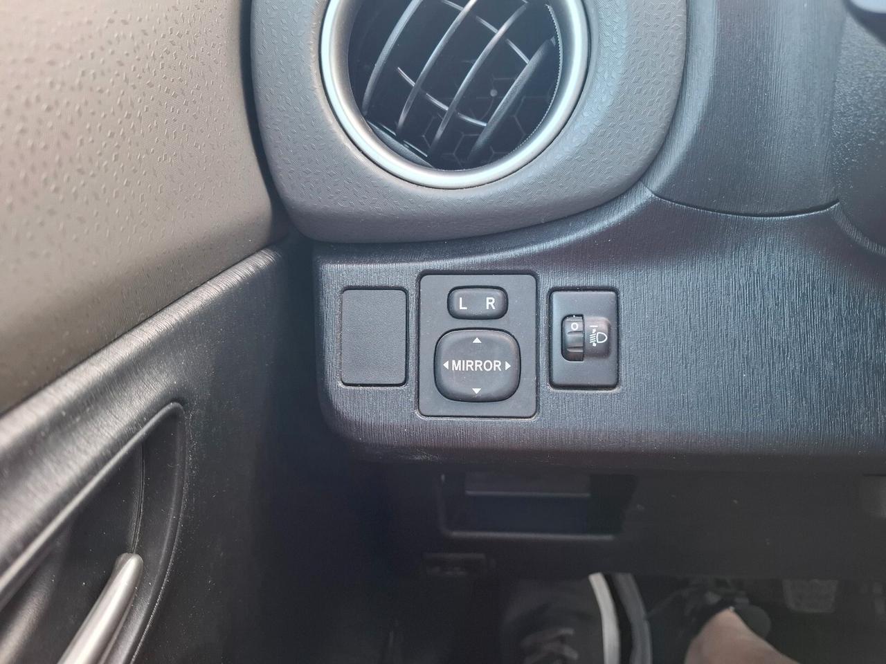 Toyota Yaris 1.0 BENZINA - 2013 BICOLORE