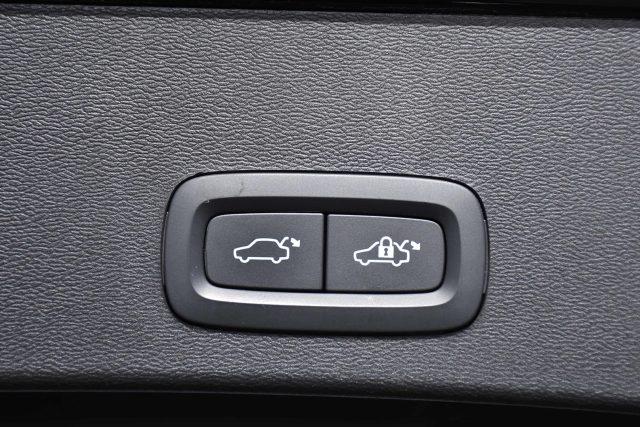 VOLVO XC40 T5 Recharge Plug-in Hybrid R-design