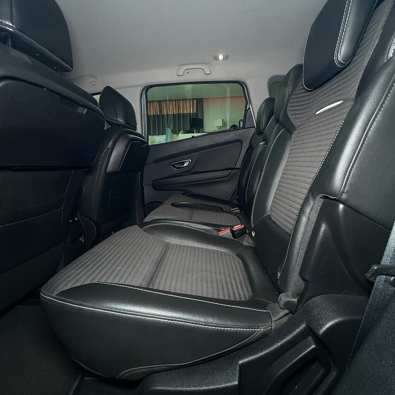 Renault Grand Scenic - 7 Posti - INITIALE PARIS