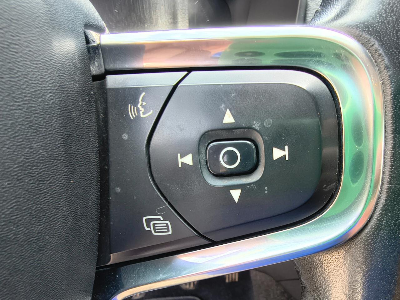 VOLVO XC40 D3 MOMENTUM "MAI VISTA UNA SIMILE"