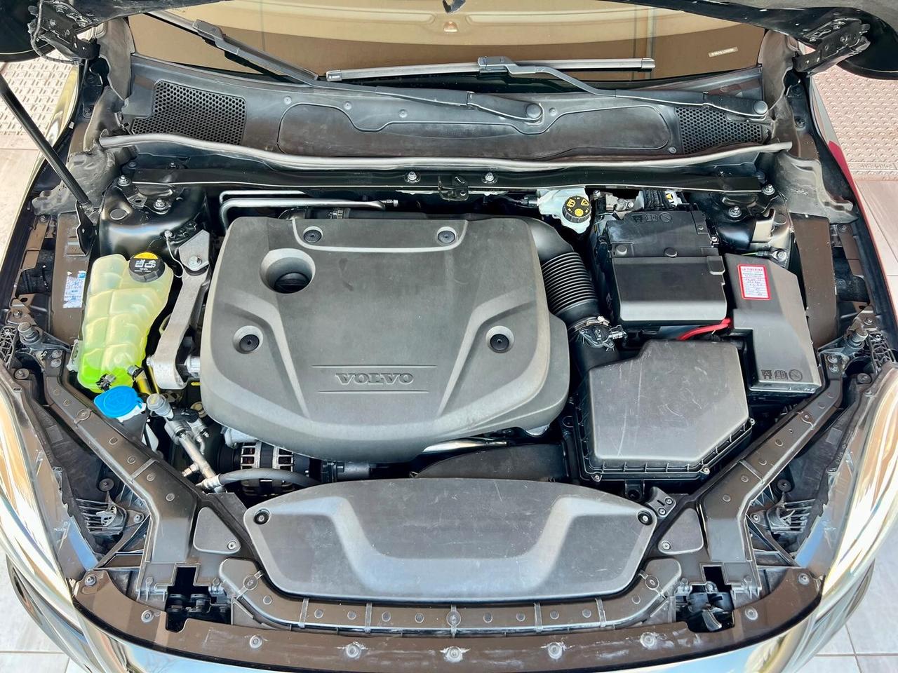 VOLVO V40 (2012-2020) V40 D2 R-design