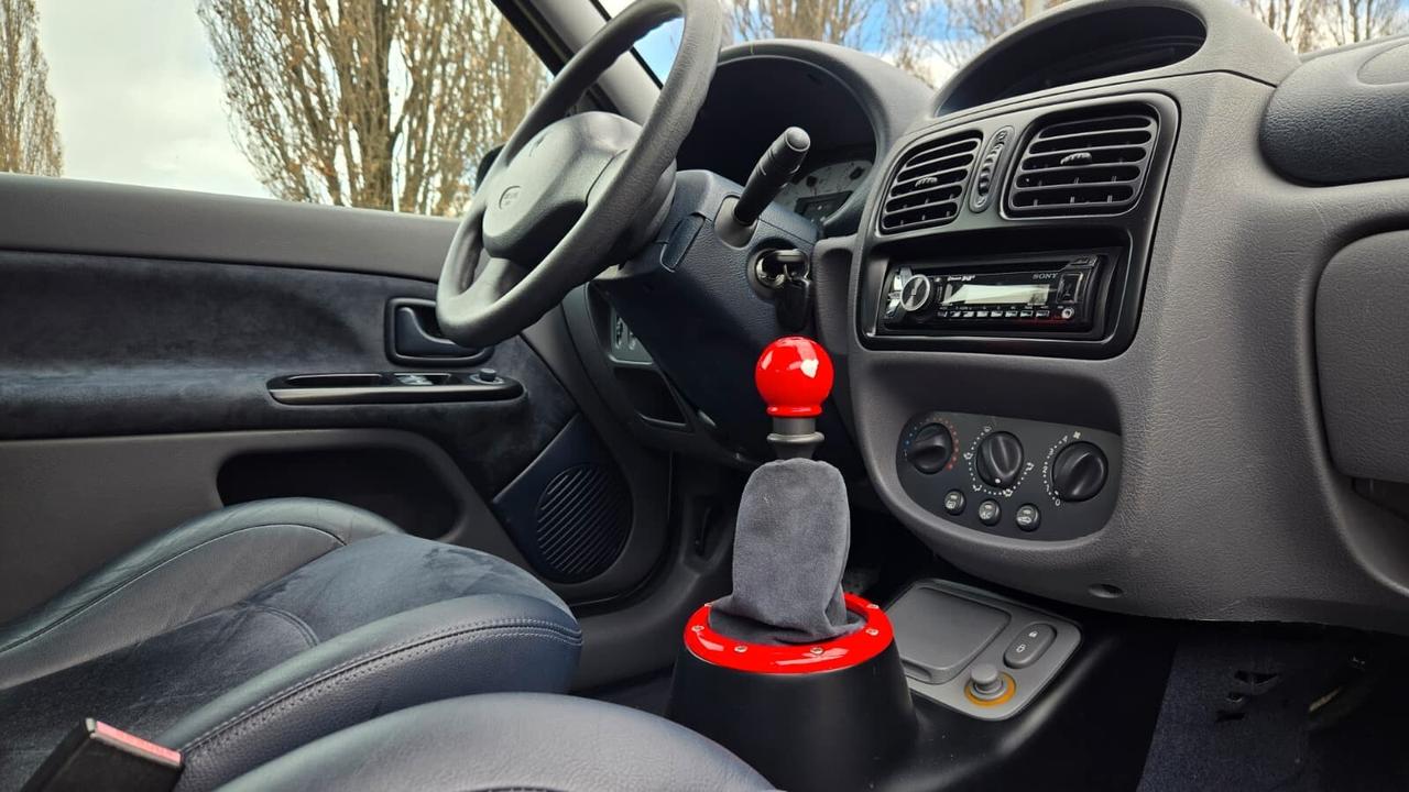 Renault Clio 3.0 V6 24V cat 3 porte Sport