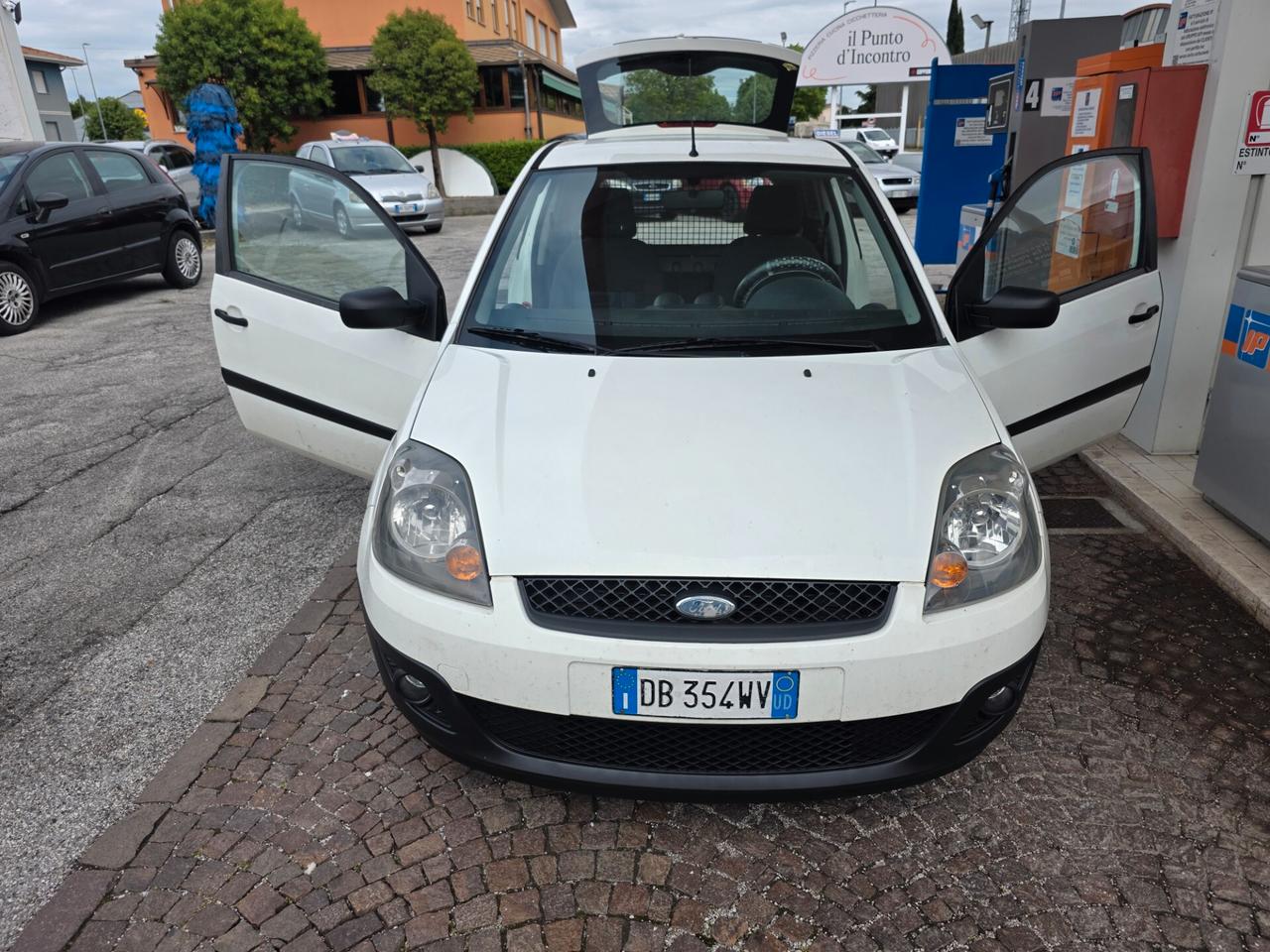 Ford Fiesta 1.4 TDCi 3p. Van con 232.000km Neopatentati ok